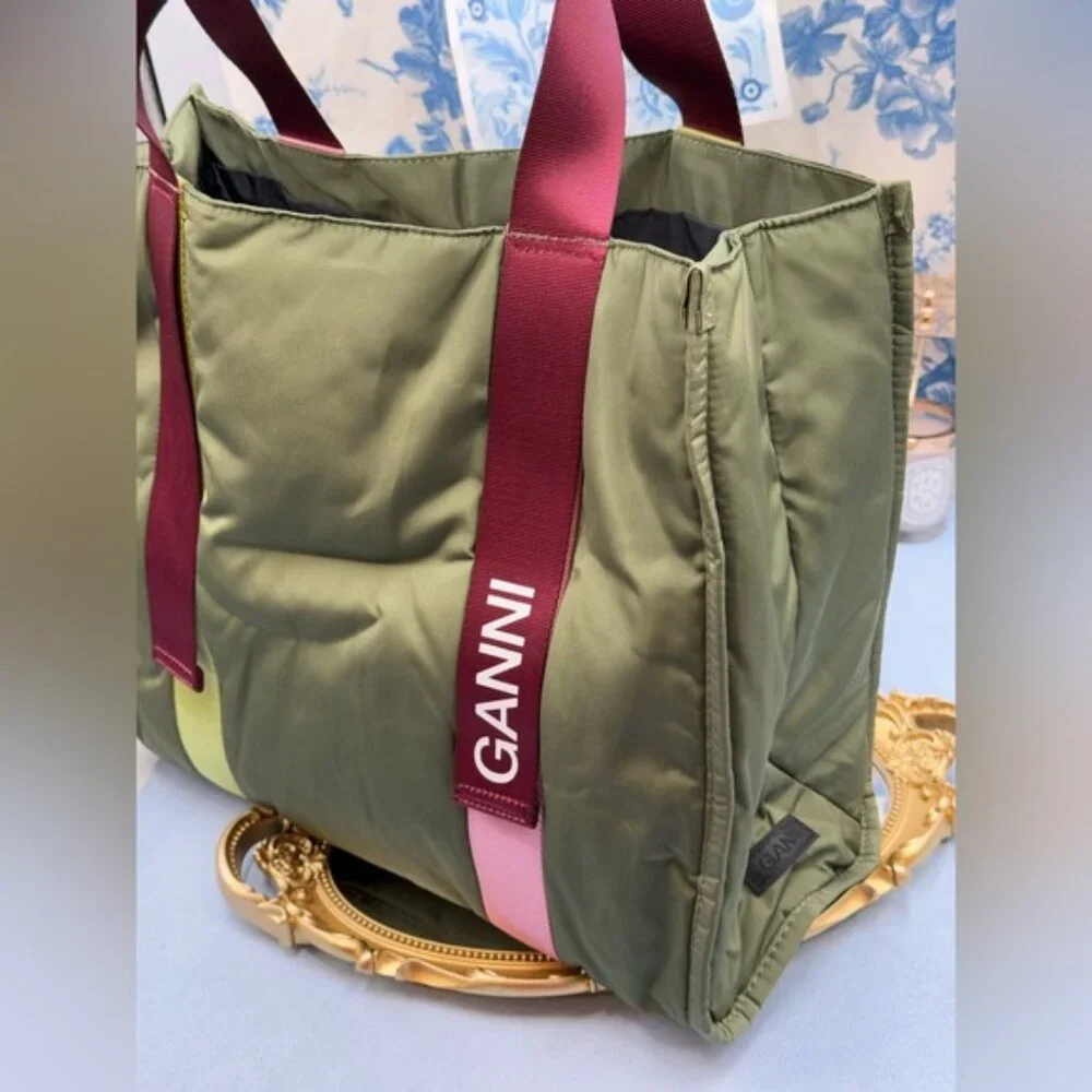 🆕 GANNI 🧿 NWT Medium Recycled Tech Tote, Kalamata & Burgundy - Picture 3 of 12